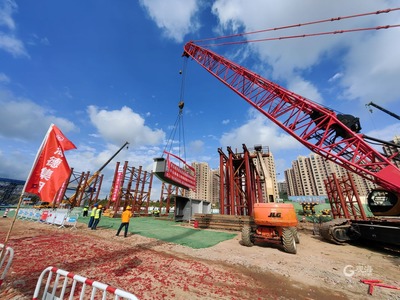 今天,跨海大橋高架路二期工程首節鋼箱梁架設成功